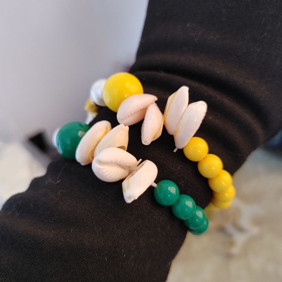 Green and Yellow Shell w/ Tassel Stretch Bracelet - Picture 5 of 5